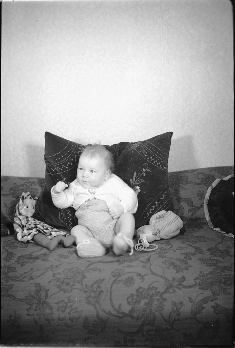 Håkon Prestkværn, Baby i en sofa.