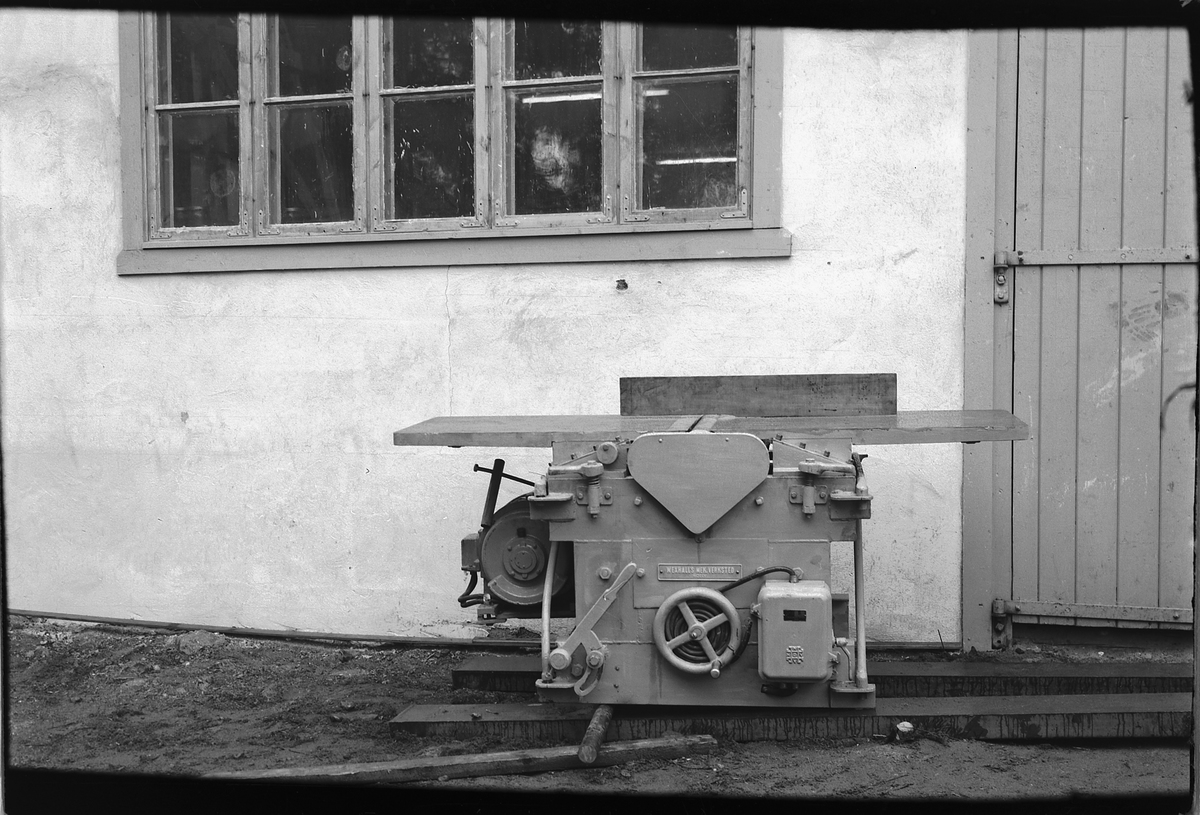 Håkon Prestkværn, WEXHAL MEKANISK VERKSTED I ÅSMARKVEGEN / PINNERUDVEGEN, MOELV. Maskinen på bildet er en avretterhøvel. Brukes til å høvle planker.