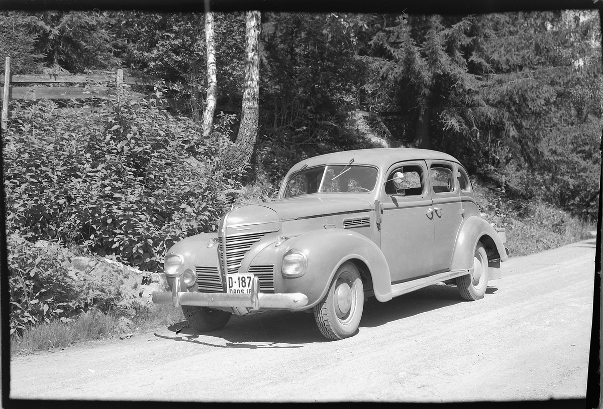 Håkon Prestkværn, PLYMOUTH DROSJEBIL D-187, EIER GUNVALD ULVEN, MOELV. Bilen er en 1939-modell.