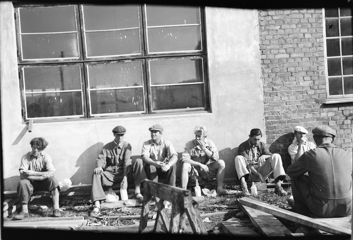 Håkon Prestkværn, MOELVEN BRUK, MATPAUSE I SOLVEGGEN, F. V. NORMANN DALSETH, UKJENT, UKJENT, KÅRE SIMENSEN, FRITJOF AAS, UKJENT, UKJENT.