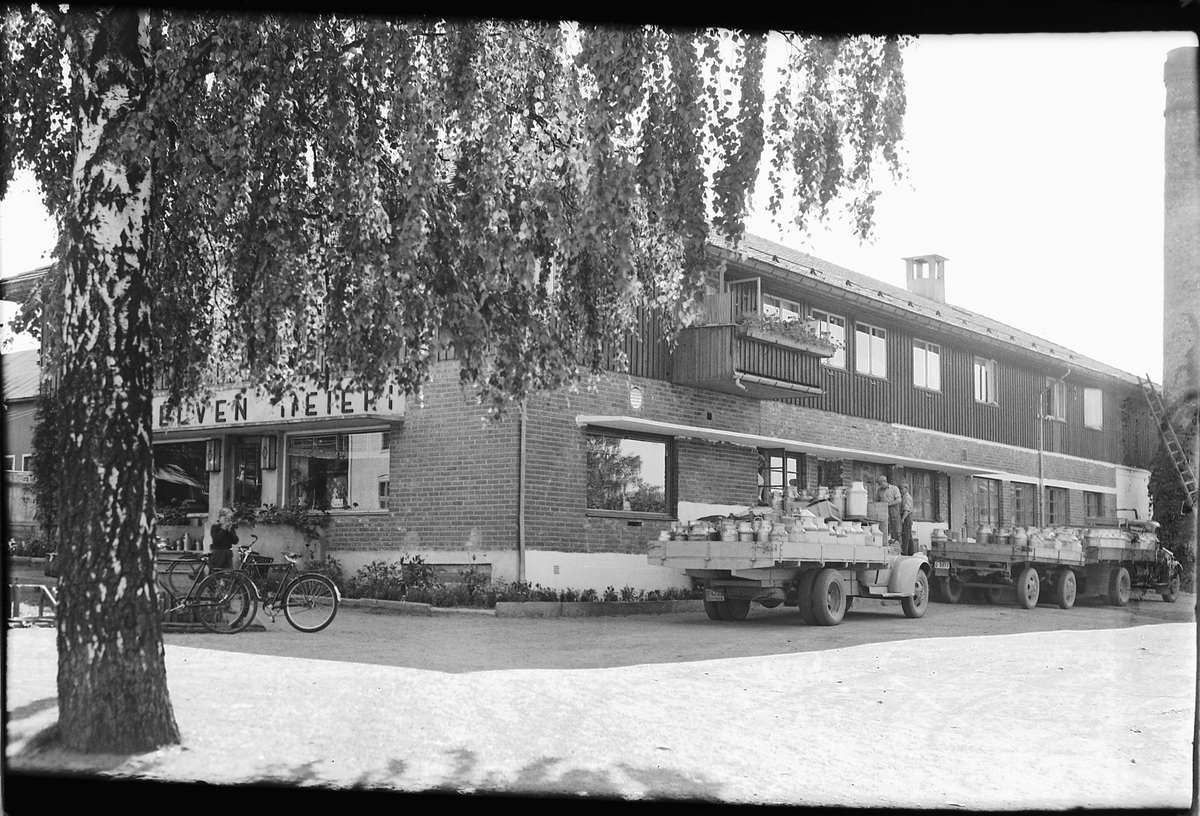 Håkon Prestkværn, MOELVEN MEIERI, LASTEBILER MED MELKEKJELER, melkespann.