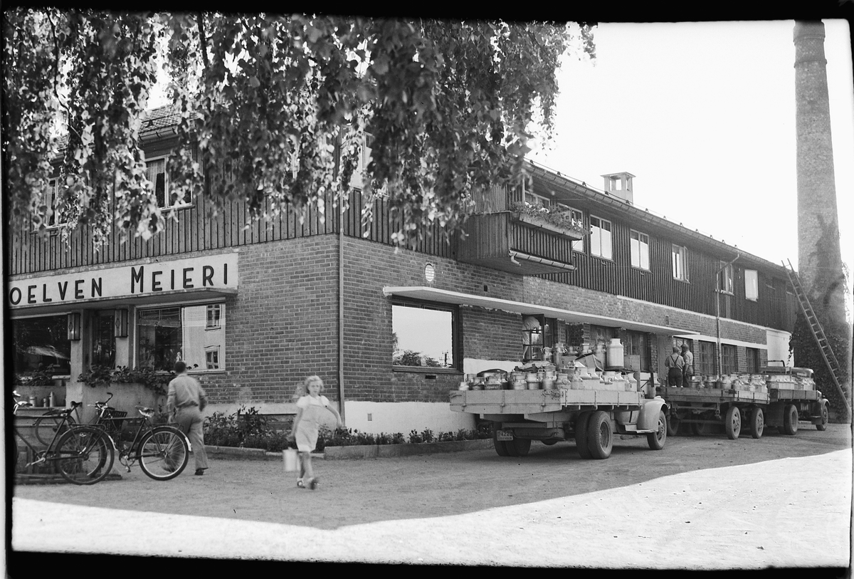 Håkon Prestkværn, MOELVEN MEIERI, LASTEBILER MED MELKEKJELER, melkespann.