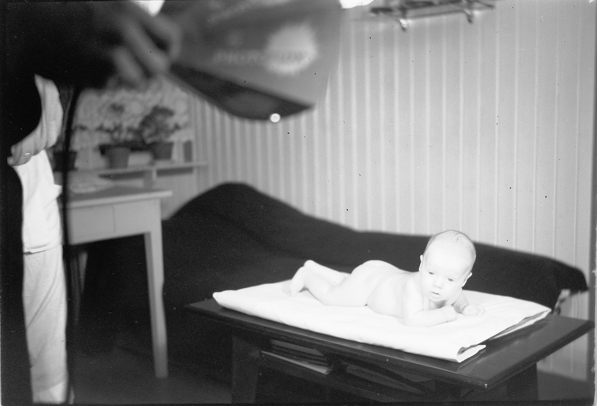 Håkon Prestkværn, Baby på et bord.