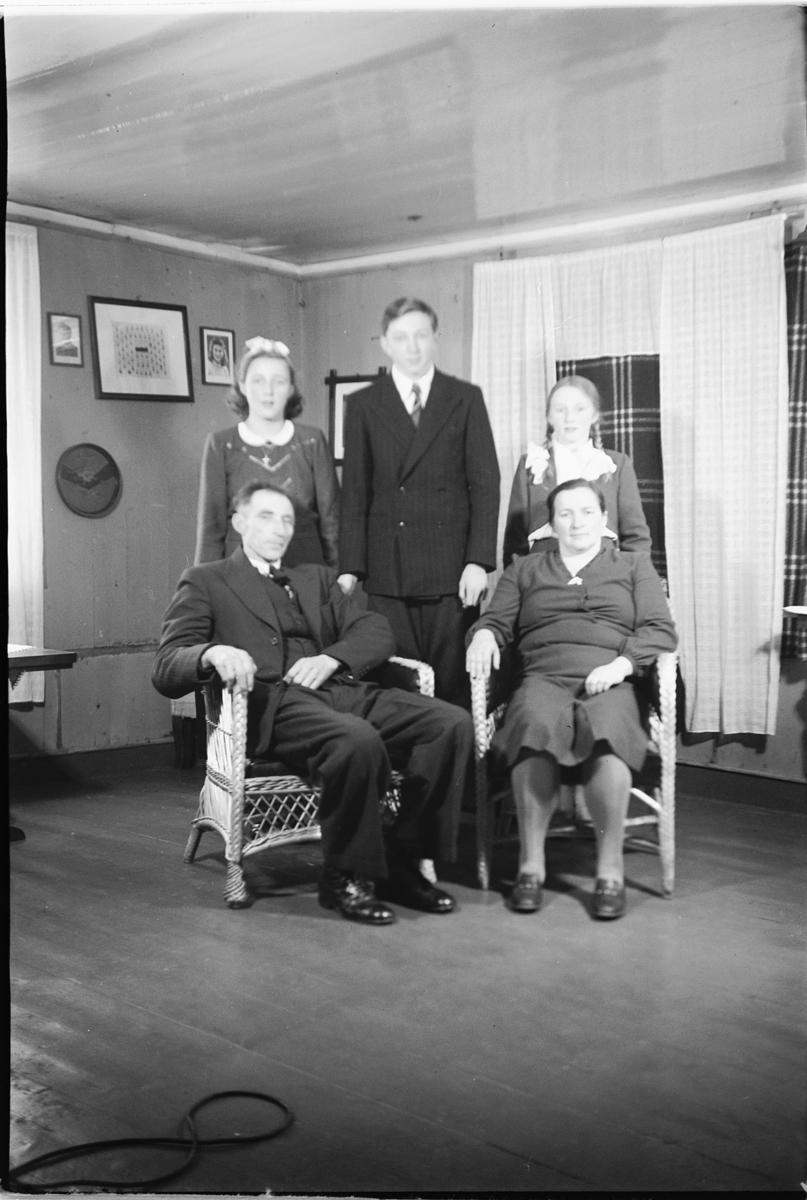 Håkon Prestkværn, Interiør, stue. Ukjent familiegruppe.