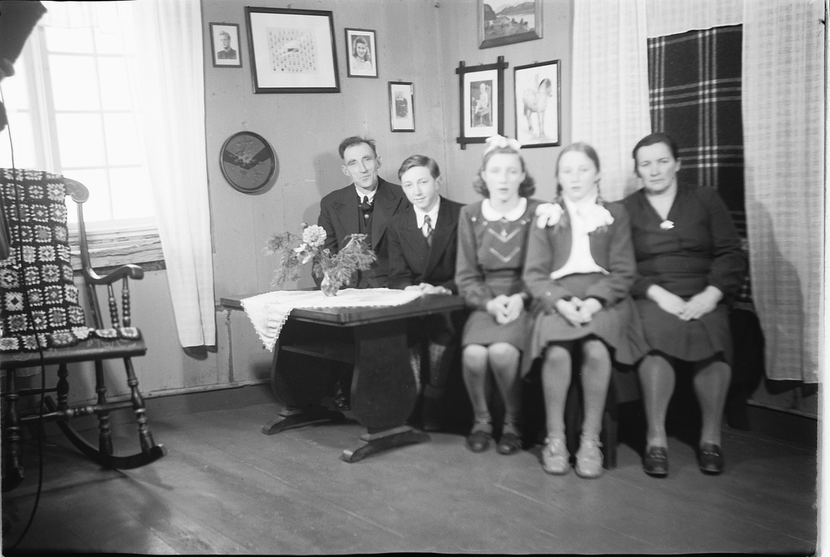 Håkon Prestkværn, Interiør, stue. Ukjent familiegruppe i en sofa.