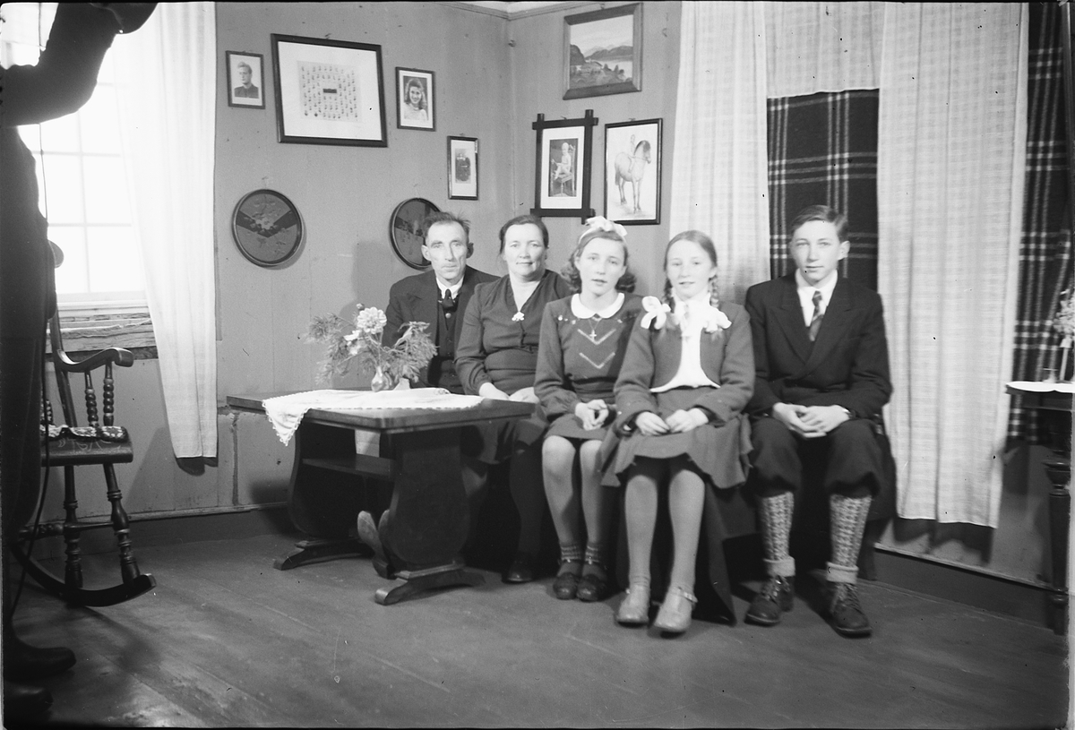 Håkon Prestkværn, Interiør, stue. Ukjent familiegruppe i en sofa.