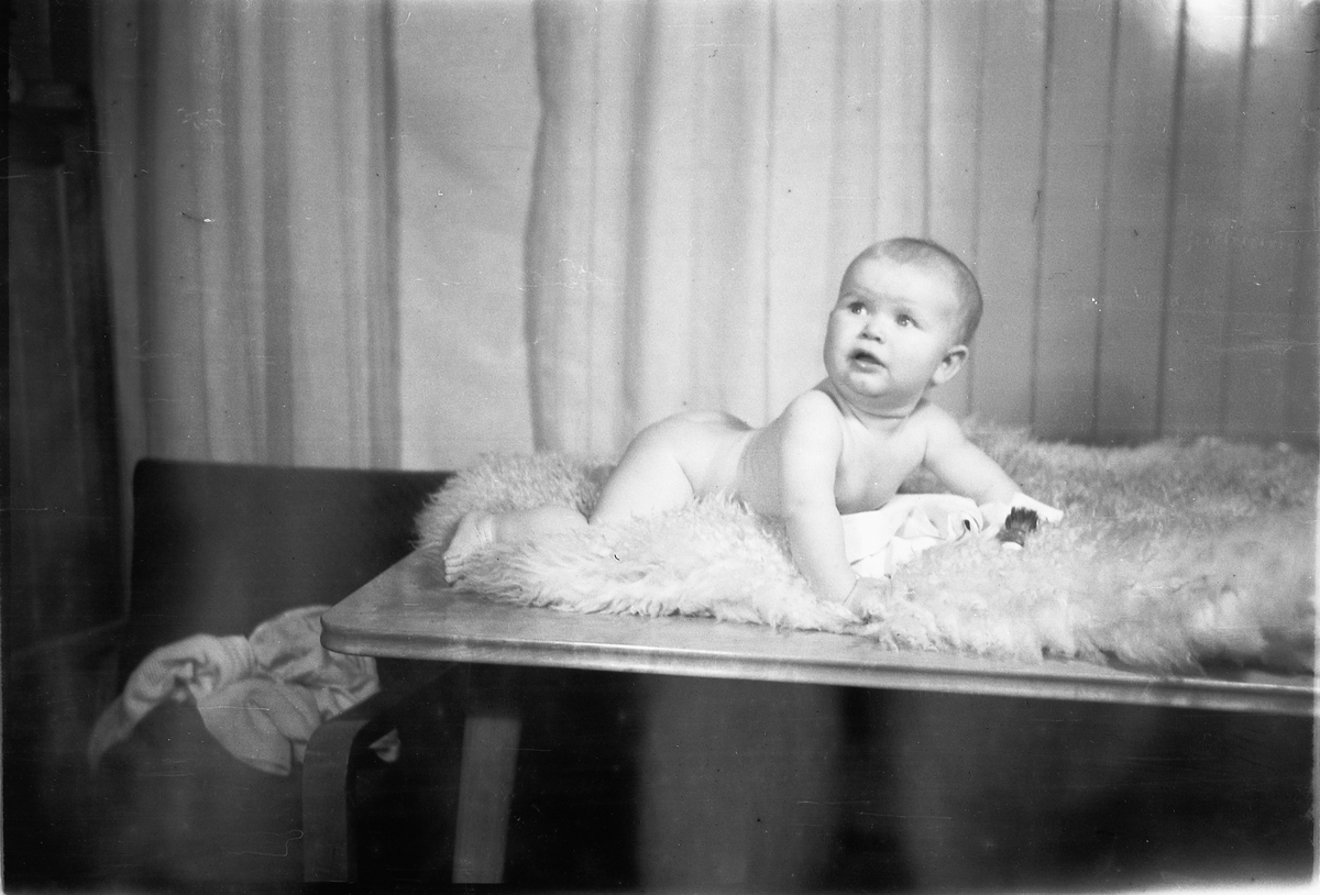 Håkon Prestkværn, Baby på teppe.