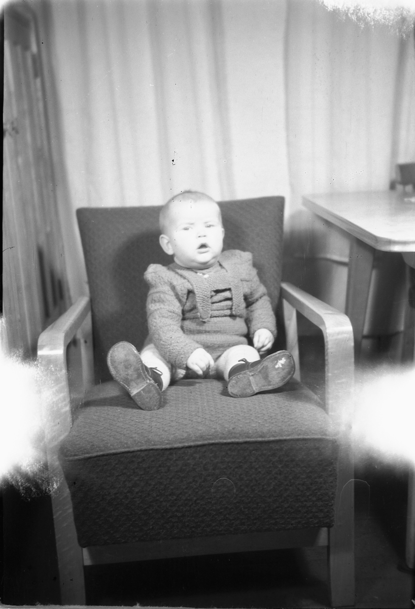 Håkon Prestkværn, Baby i en stol.