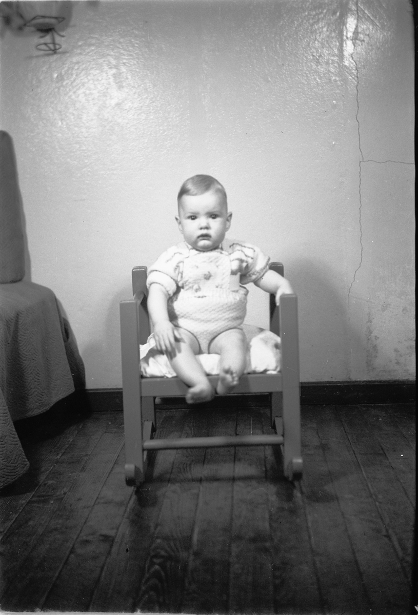 Håkon Prestkværn, Baby i en stol. Fotokonvolutten mrk. "Simensen barn, beg. mars 1949"