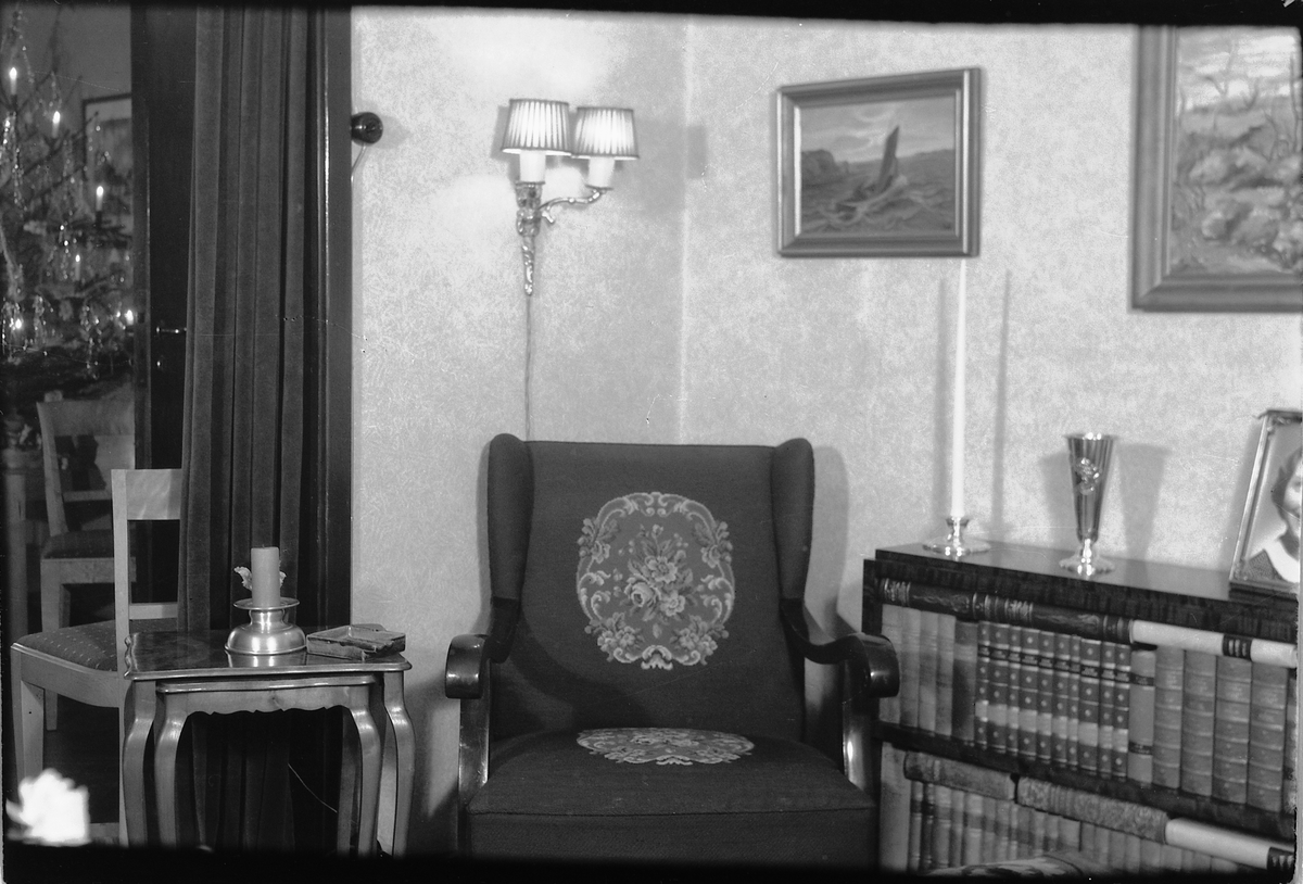 Håkon Prestkværn, Interiør, stue med bokhylle og stol. Fotokonvolutt mrk. "Grensen jan. 1949"