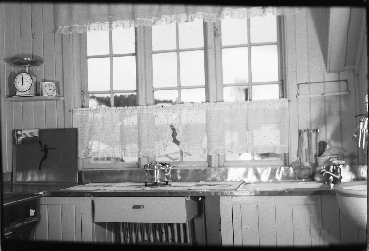 Håkon Prestkværn, Interiør, kjøkken med kaffekjele, matvekt og utslagsvask. Fotokonvolutt mrk. "Grensen jan. 1949"