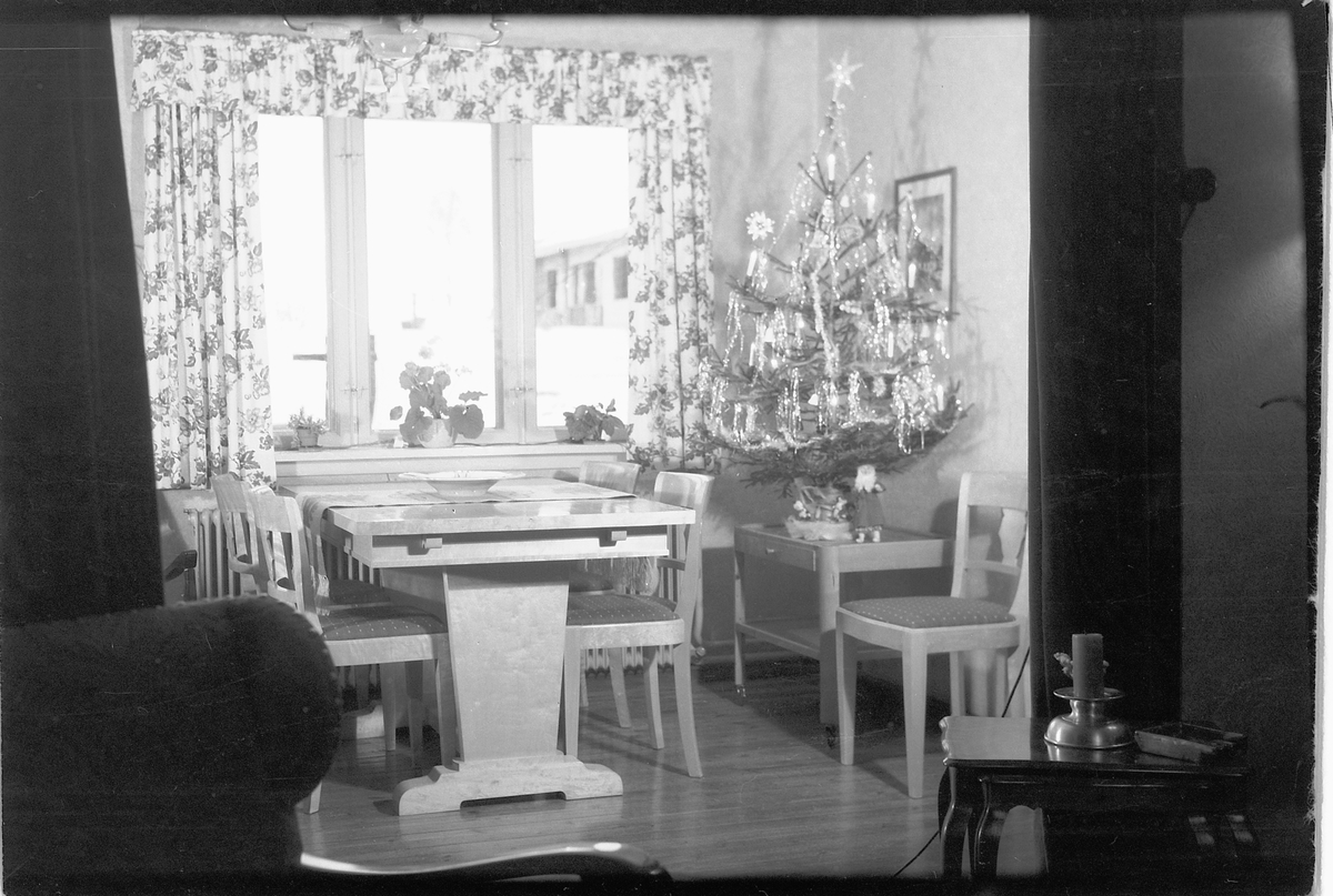 Håkon Prestkværn, Interiør, spisestue med juletre. Fotokonvolutt mrk. "Grensen jan. 1949"