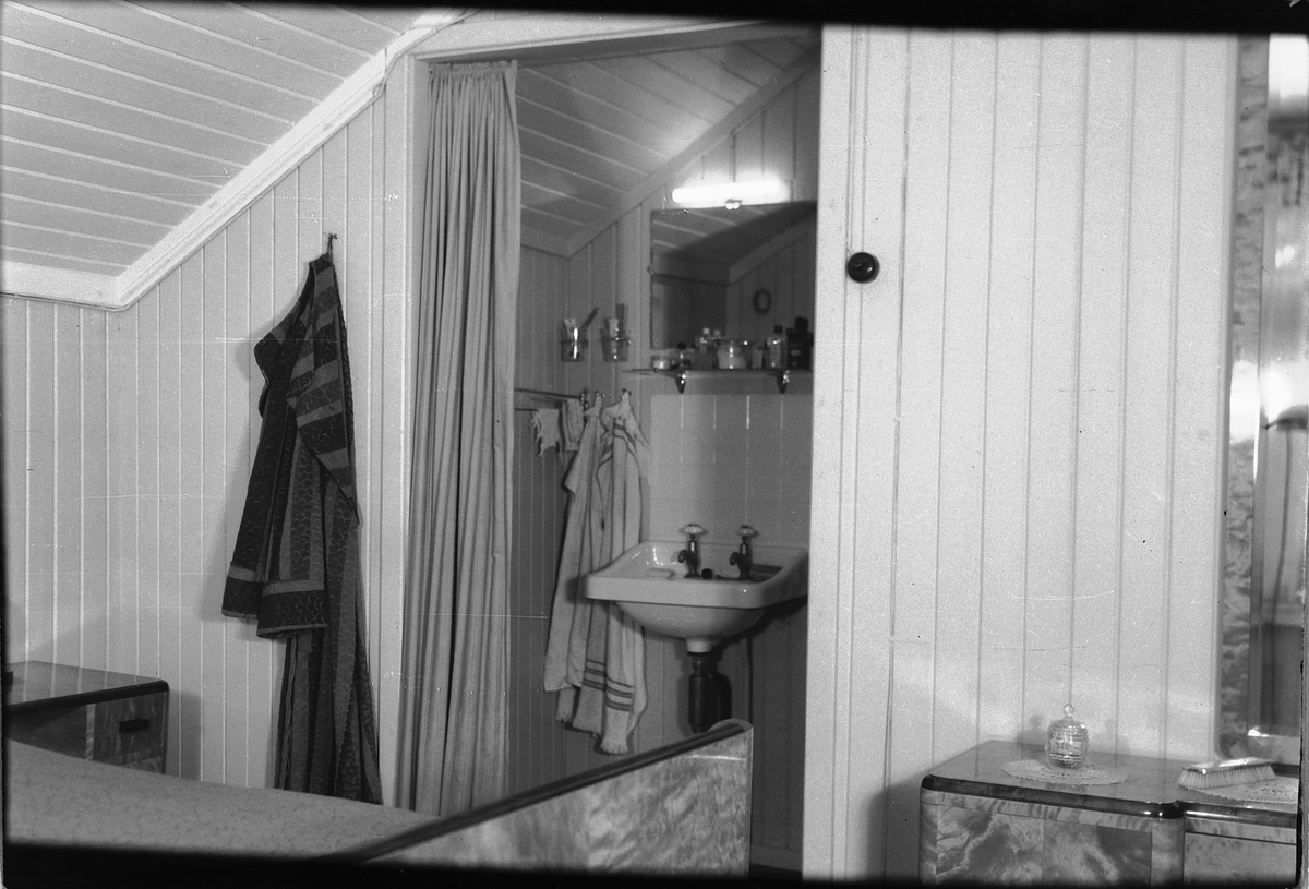 Håkon Prestkværn, Interiør, soverom med seng og vaskeservant. Fotokonvolutt mrk. "Grensen jan. 1949"