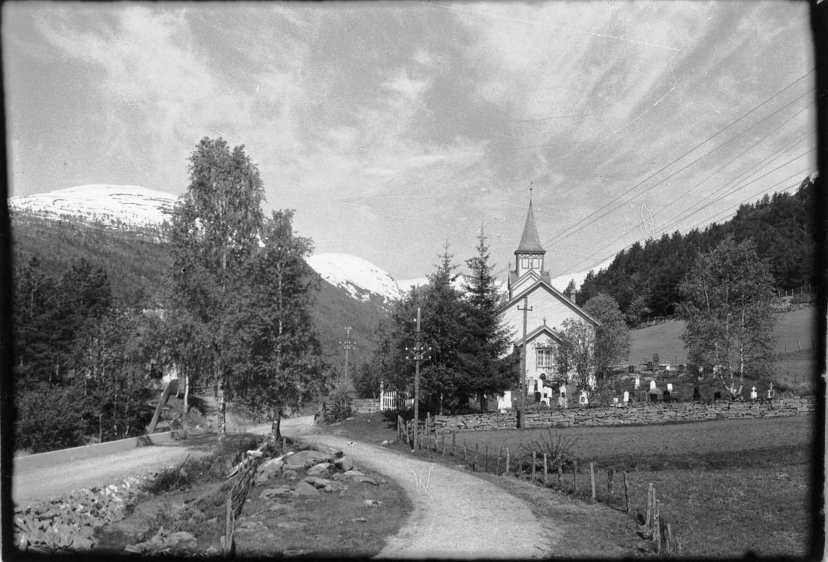 Håkon Prestkværn, Øverdalen Kapell, Rauma, Møre og Romsdal. Fjellandskap. Kirke. Kirkegård.