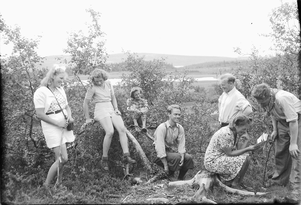 Håkon Prestkværn, Ukjent gruppe kvinner og menn i fjellet.