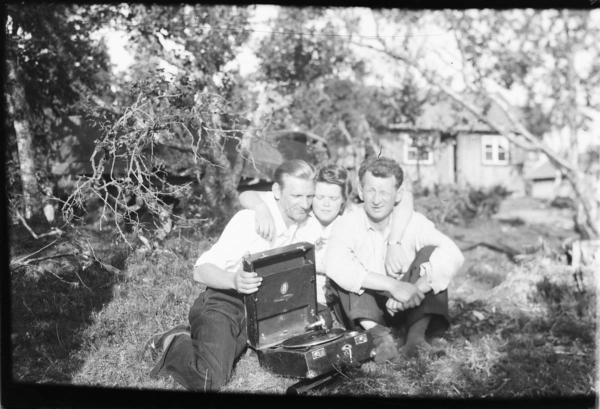 Håkon Prestkværn, To menn og ei kvinner med en grammofon. Ljøsheim 1948.