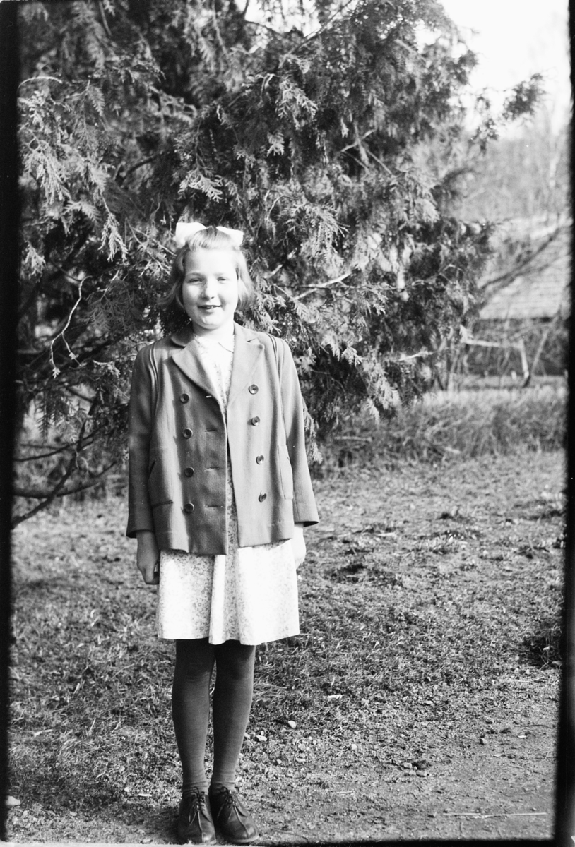 Håkon Prestkværn, Ukjent jente ved et grantre. Fotokonvolutt mrk. "Frknr. Hagen slutten april 1948"