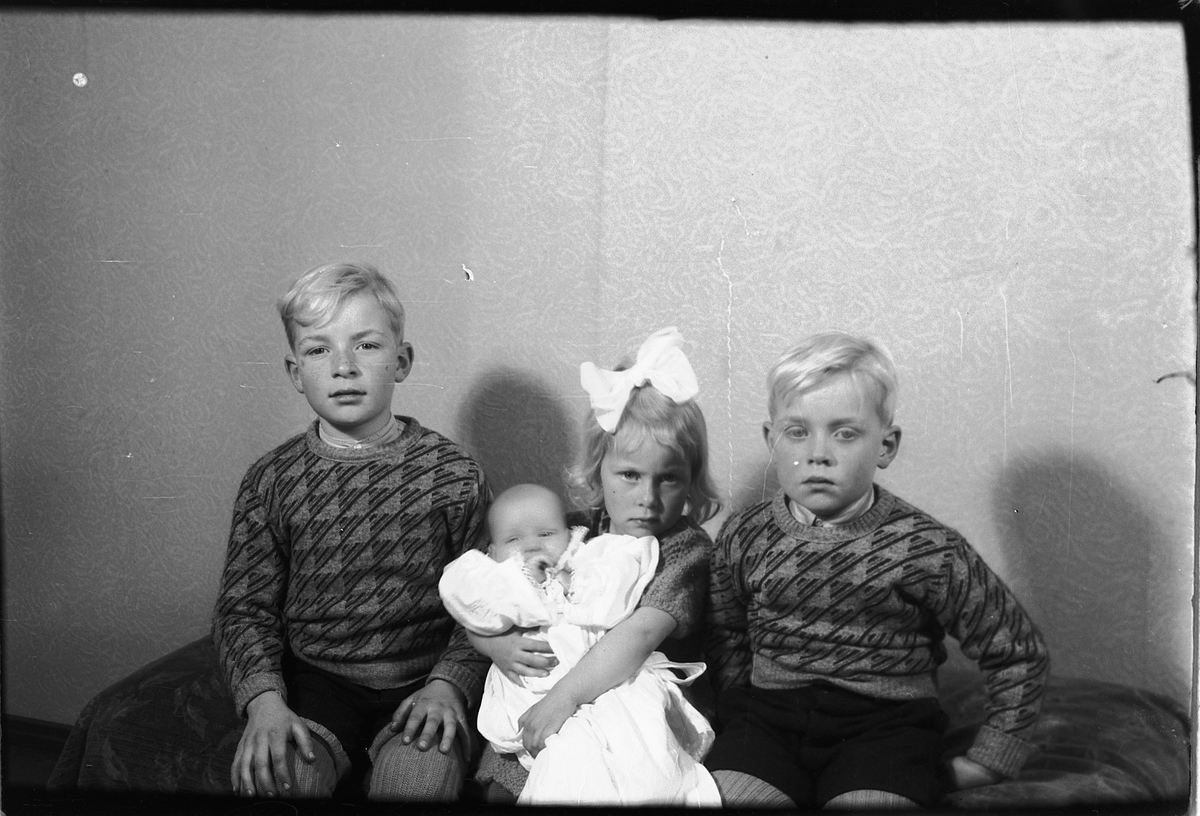 Håkon Prestkværn, Barnedåp, familien til Einar og Marie Evensen, Gruppe 4 barn F.v. Lars, Edith med dåpsbarnet Borgny på fanget, Helge,