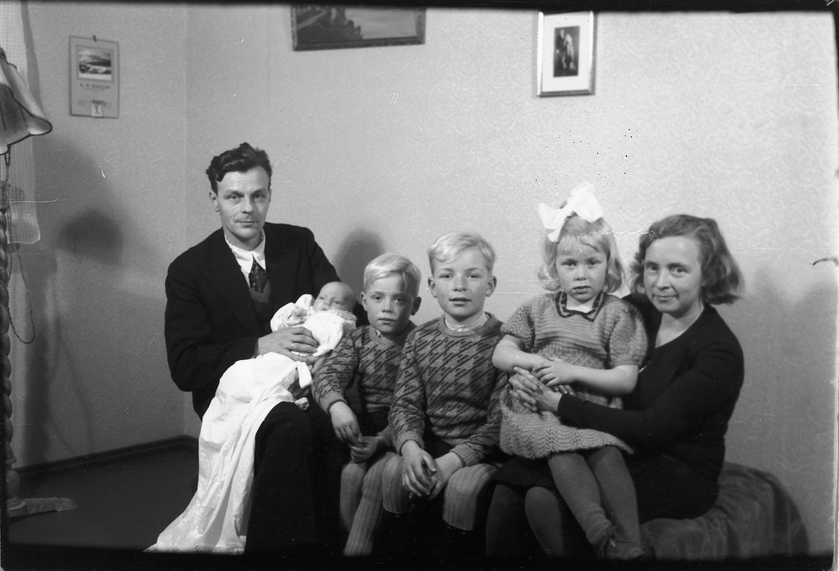 Håkon Prestkværn, Familien Evensen, familiegruppe med et dåpsbarn. Fra venstre Einar Evensen med dåpsbarnet Borgny på fanget. Videre Helge, Lars og Edith på fanget til moren Marie.