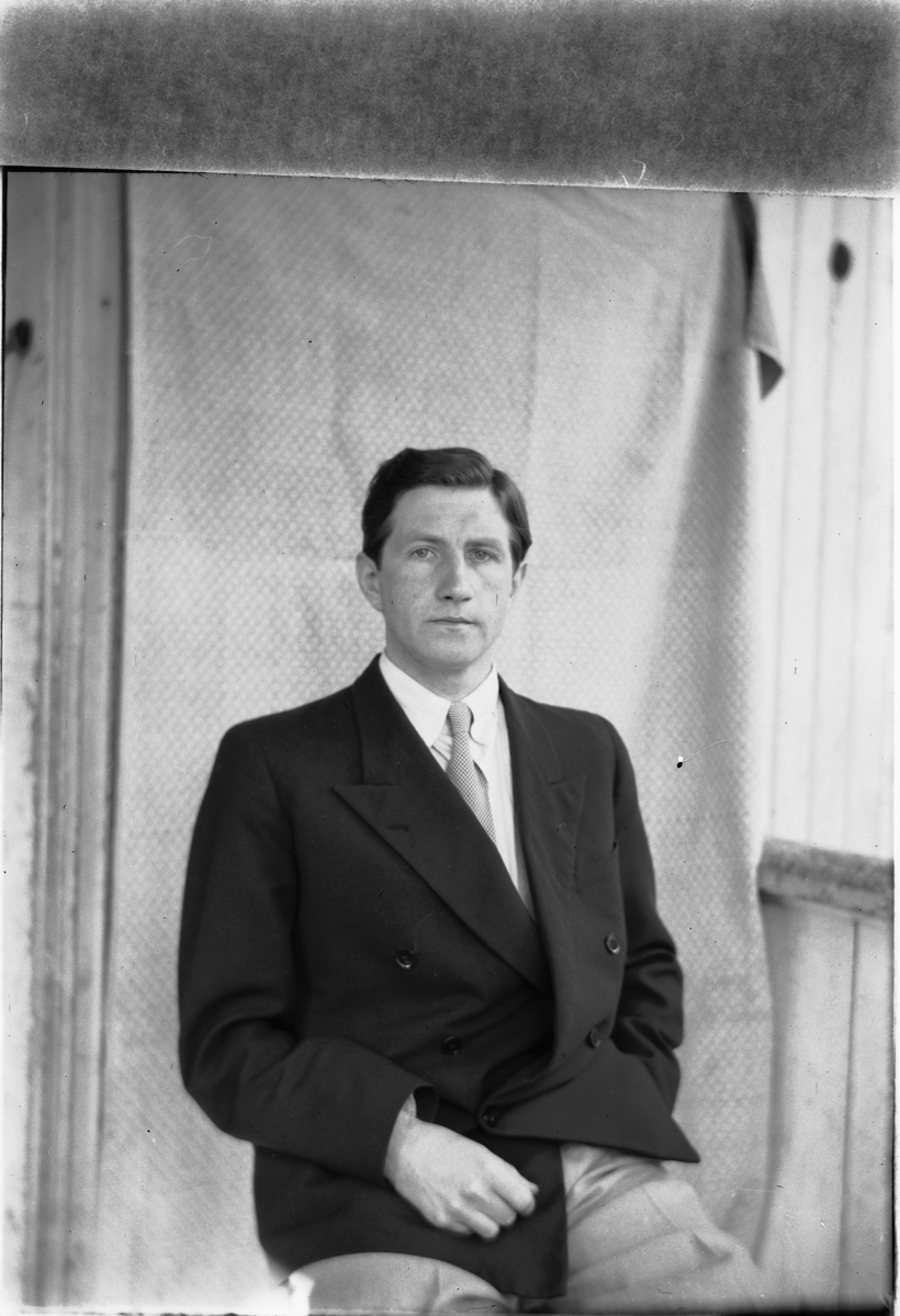 Håkon Prestkværn, Ukjent mann i dress.