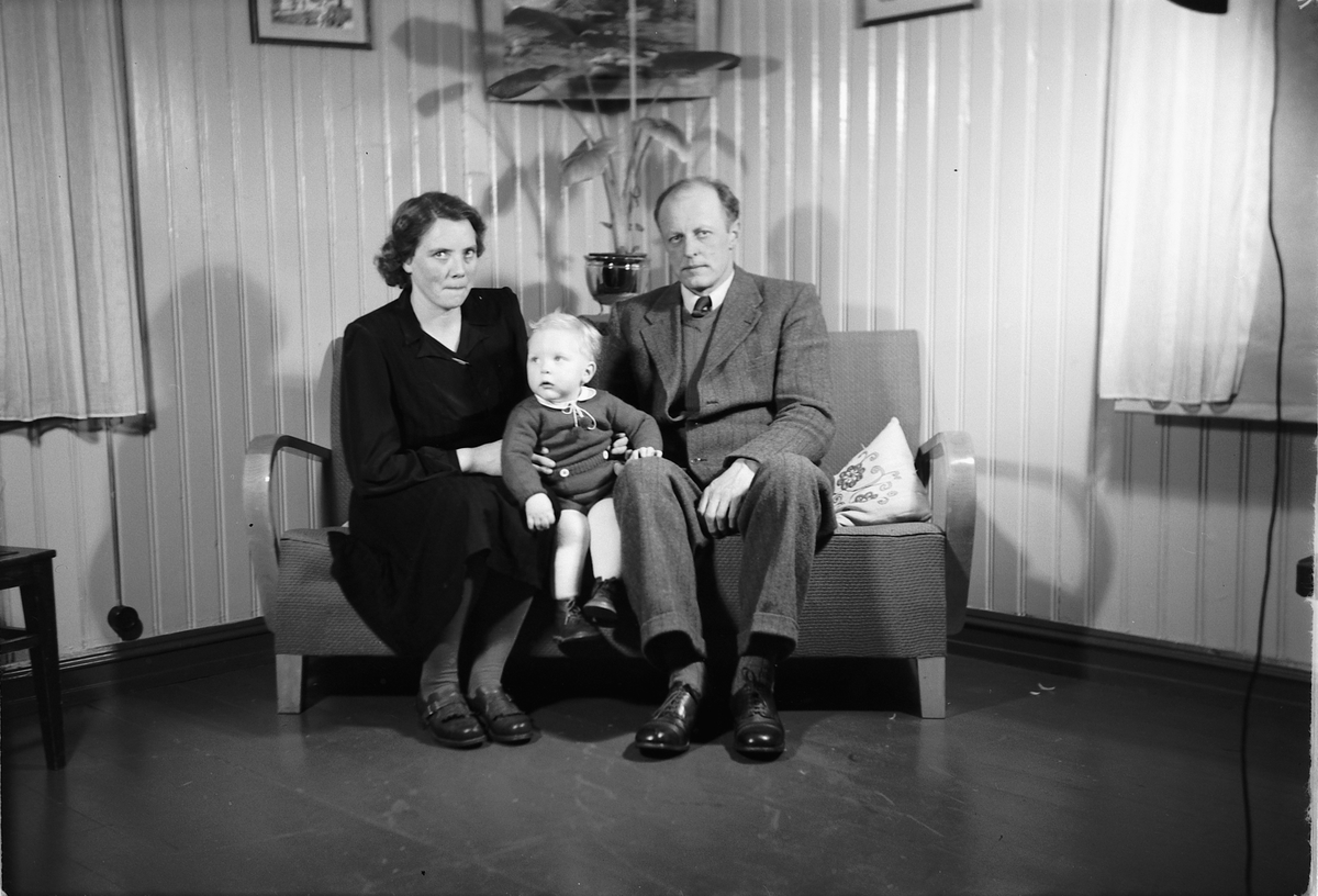 Håkon Prestkværn, Monrad, Johannes og Paula Haugen, tatt iforbindelse med barnedåp på Smikkerud i april 1951.