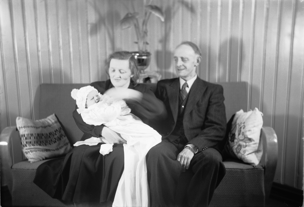 Håkon Prestkværn, Familiegruppe, ukjente, barnedåp på Smikkerud, april 1951.