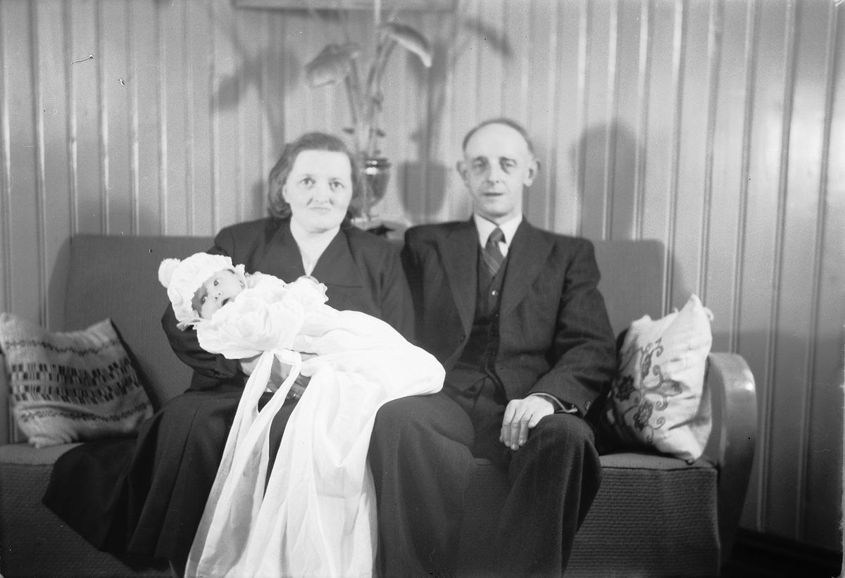 Håkon Prestkværn, Familiegruppe, ukjente, barnedåp på Smikkerud, april 1951.