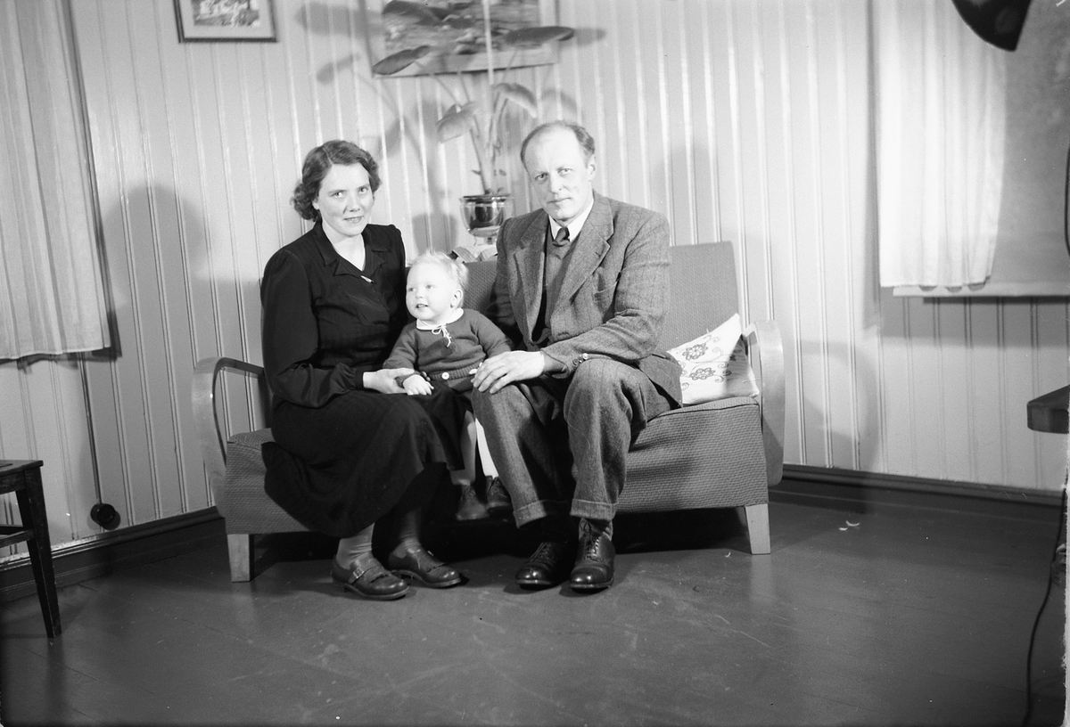 Håkon Prestkværn, Familiegruppe, ukjente, barnedåp på Smikkerud, april 1951.