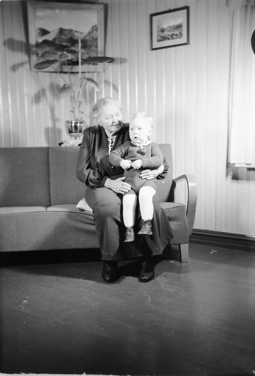 Håkon Prestkværn, Familiegruppe, ukjente, barnedåp på Smikkerud, april 1951. F.v ukjent, Johannes Haugen
