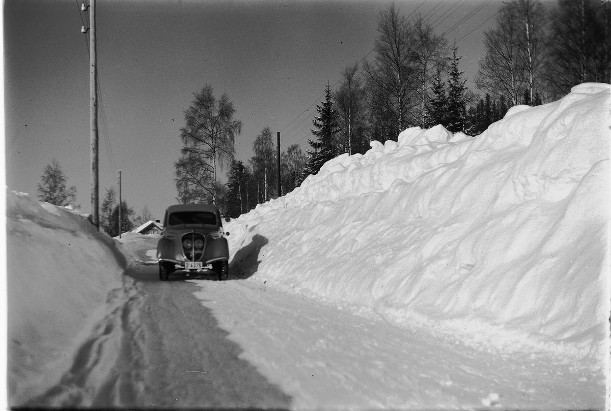Håkon Prestkværn, Bil på vintervei med brøytekanter. Bilen er en Peugeot reg. nr. D-4376. Snøplogkanter, "snøvinteren" 1951,
