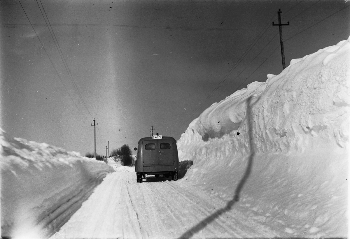 Håkon Prestkværn, Bil med kjettinger på vintervei med brøytekanter. Bilen er en Peugeot reg. nr. D-4376. Snøplogkanter, "snøvinteren" 1951,