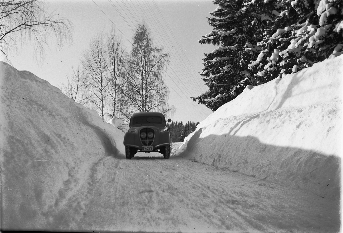 Håkon Prestkværn, Bil på vintervei med brøytekanter. Bilen er en Peugeot reg. nr. D-4376. Snøplogkanter, snøvinteren 1951,