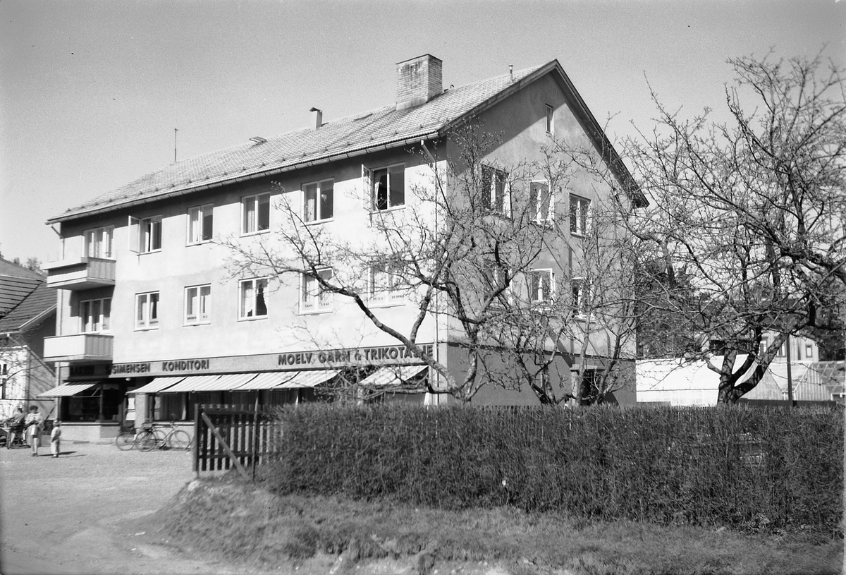 Håkon Prestkværn, GÅRDEN TIL BAKER SIMENSEN I MOELV, MOELV GARN OG TRIKOTASJE, BYGD CA. 1948, TOMTA TIL TIDLIGERE ANGELGÅRDEN. MOELV.