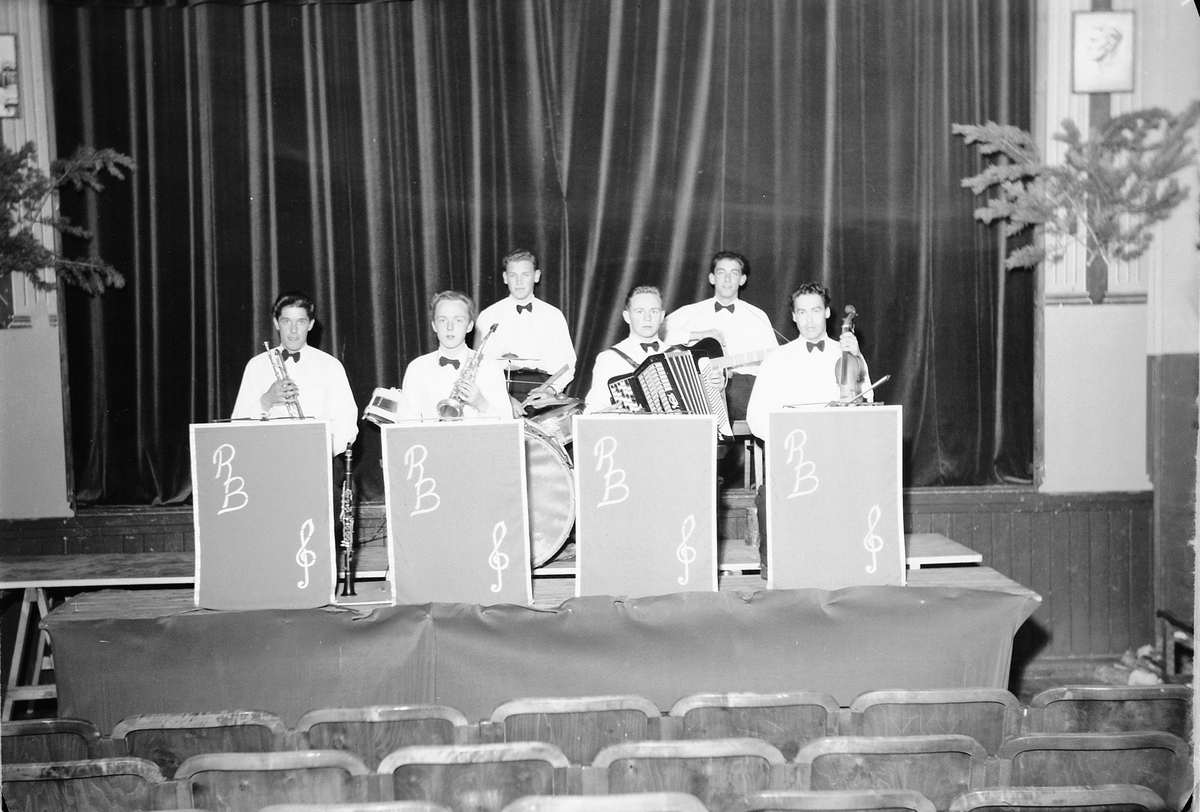 Håkon Prestkværn, RYTMIC BAND, MOELV, DANSEORKESTER. THOROLF ANDERSEN, TROMPET. OLAV SANDSENGEN, KLARINETT. ODD HOLMEN, BATTERI (TROMMER). LEIF ARNTZEN, TREKKSPILL. ODD EGEBERG, GITAR. ARNE LØVSTAD, FELE, FIOLIN. MOELV, 1947-50