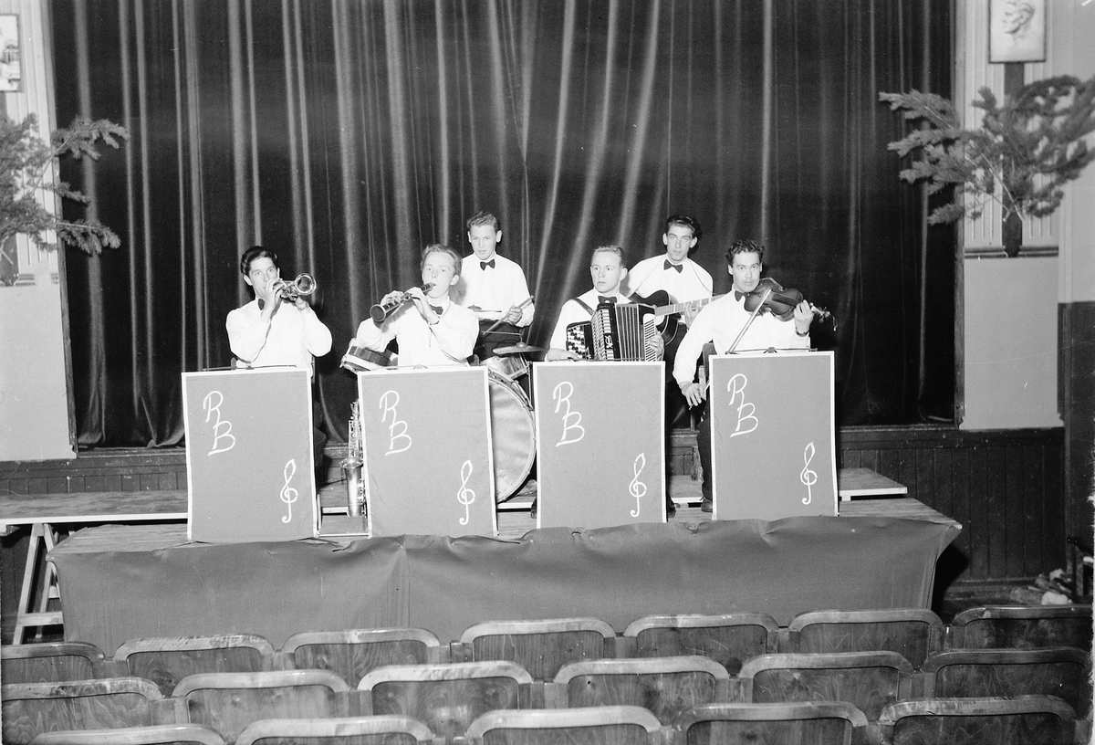 Håkon Prestkværn, RYTMIC BAND, MOELV, DANSEORKESTER. THOROLF ANDERSEN, TROMPET. OLAV SANDSENGEN, KLARINETT. ODD HOLMEN, BATTERI (TROMMER). LEIF ARNTZEN, TREKKSPILL. ODD EGEBERG, GITAR. ARNE LØVSTAD, FELE, FIOLIN. MOELV, 1947-50