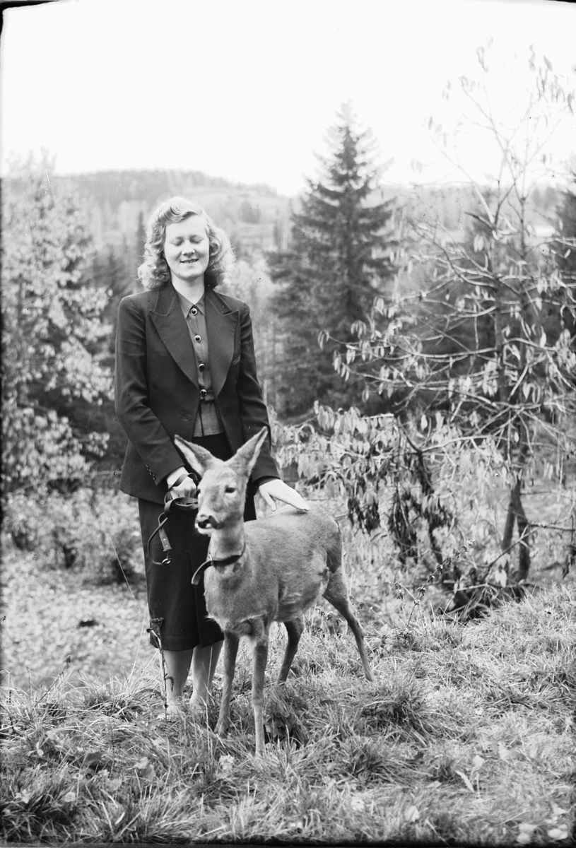 Håkon Prestkværn, Ukjent kvinne med et tamt rådyr med halsbånd.