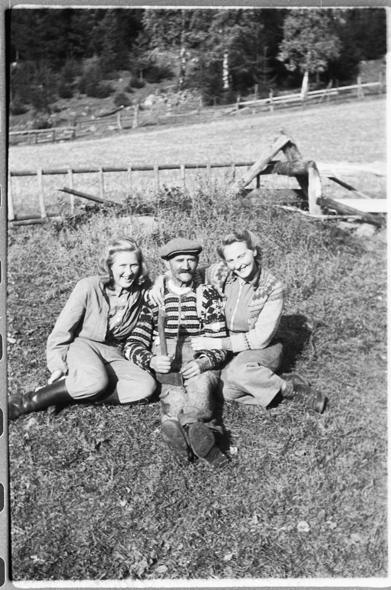 Håkon Prestkværn, Eldre mann med to kvinner.