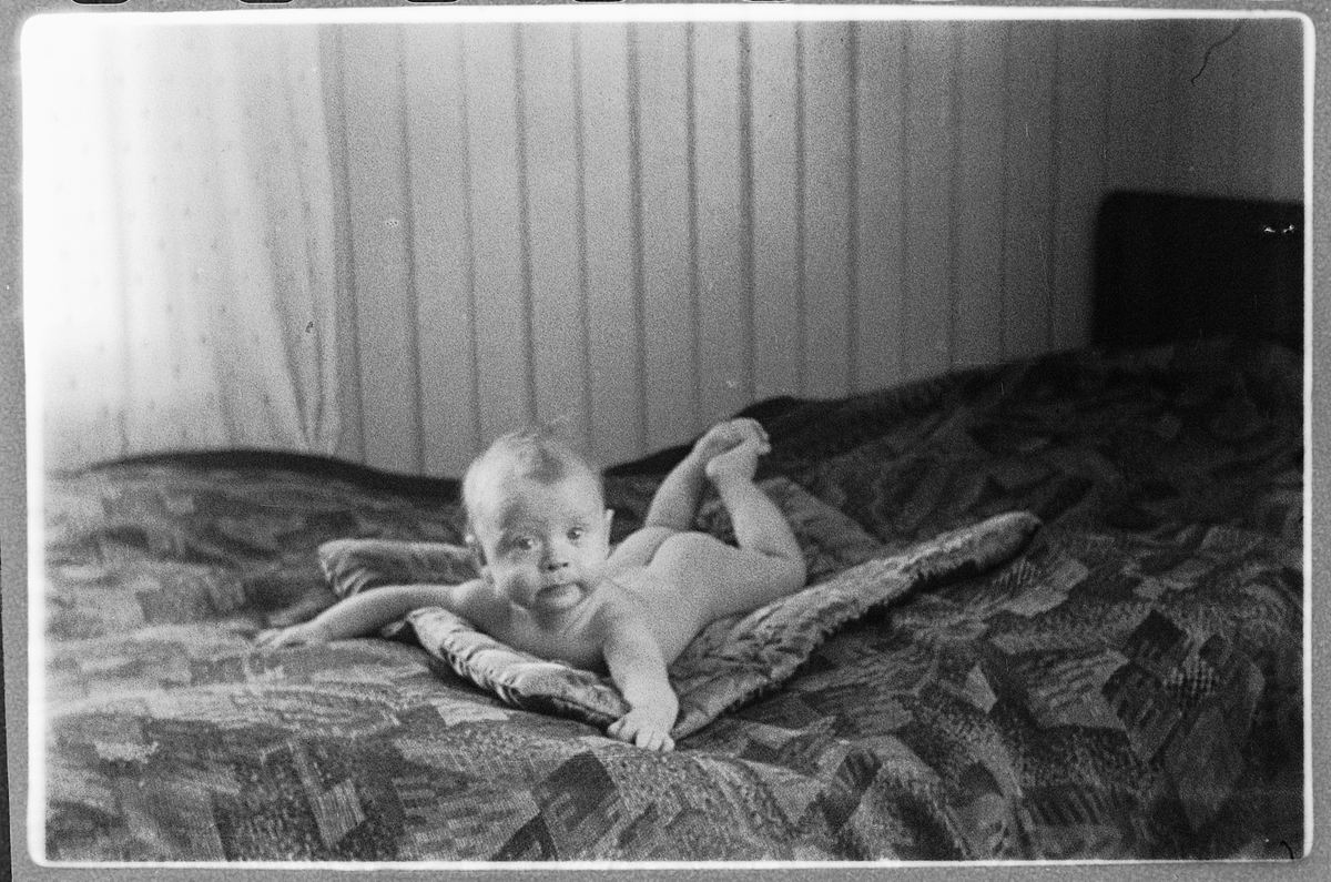 Håkon Prestkværn, En baby på ei seng.