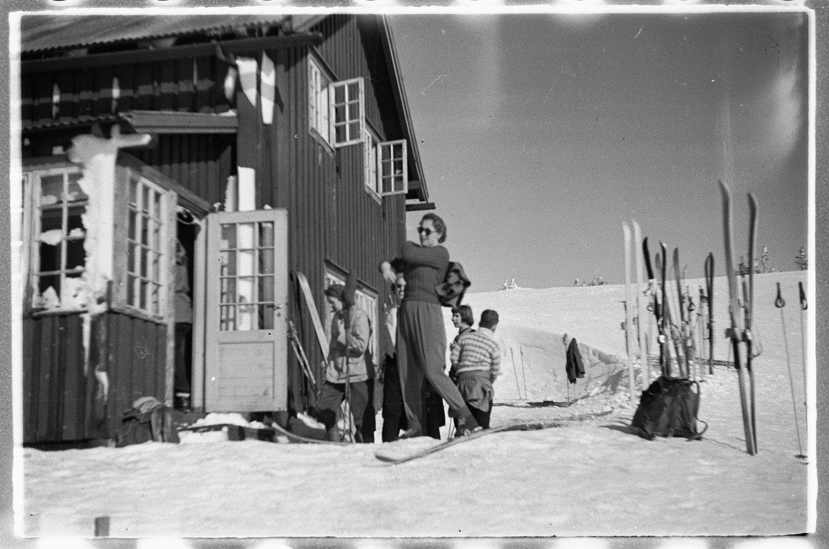 Håkon Prestkværn, Ukjent turisthytte på fjellet med skigåere.