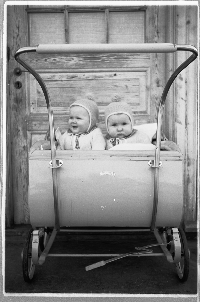 Håkon Prestkværn, To babyer i en barnevogn. Knut og Bjørg Svenskerud f. 1949.