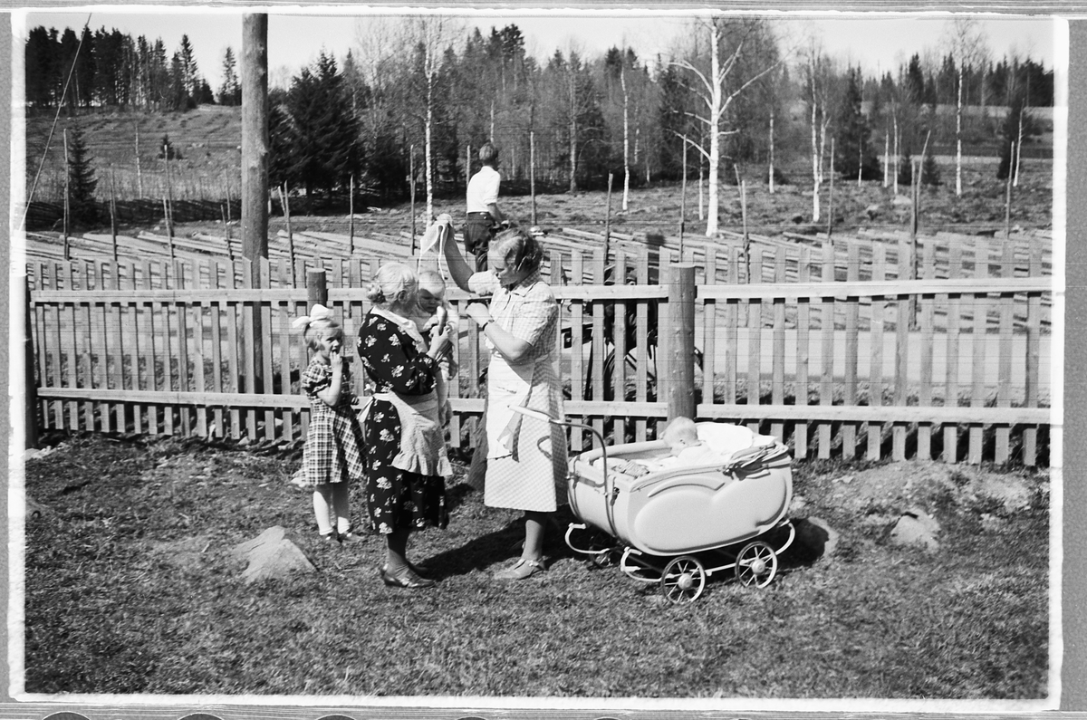 Håkon Prestkværn, Ukjent familiegruppe med to kvinner med en baby på armen, ei jente, og en baby i barnevogn.