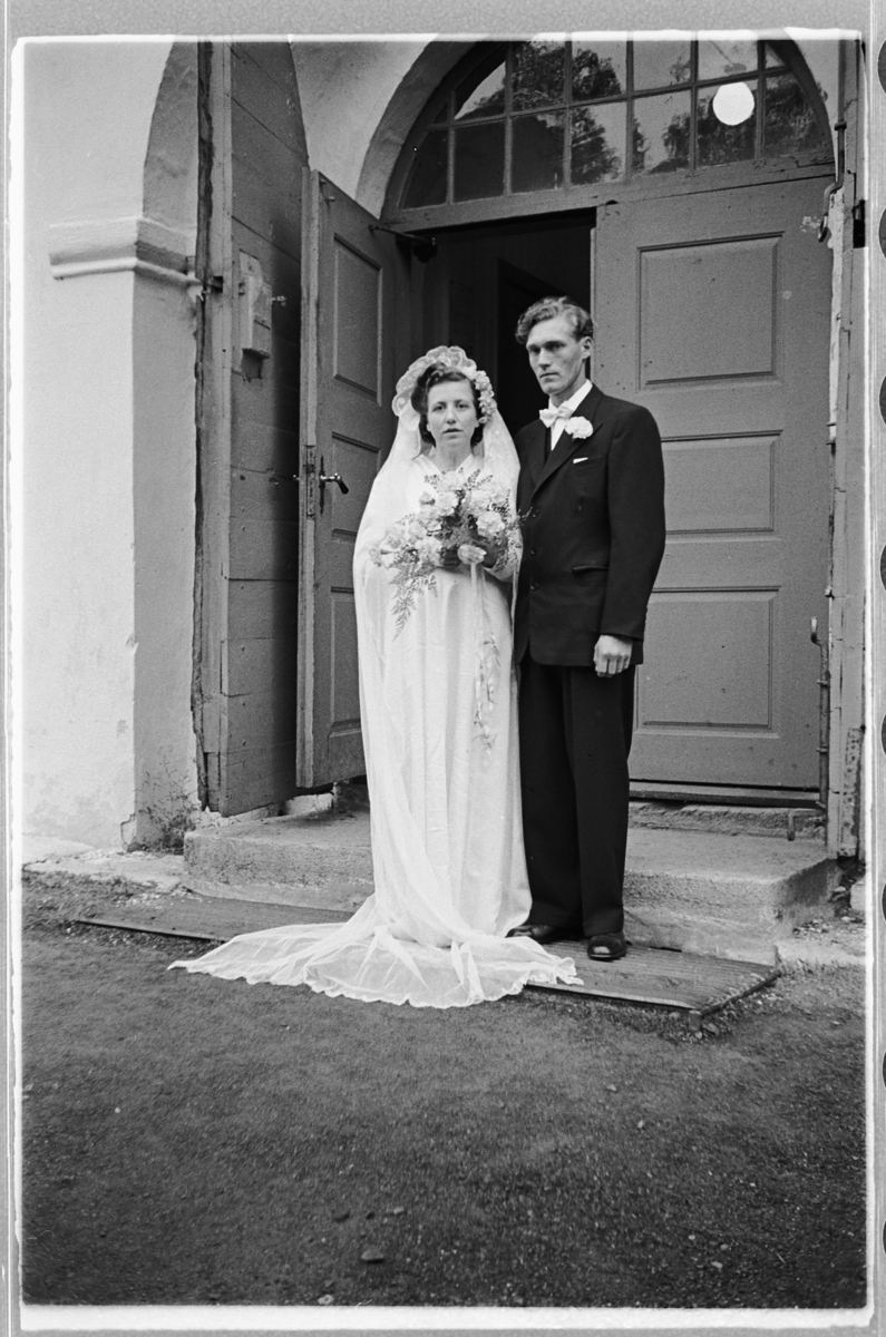 Håkon Prestkværn, Bryllup. Brudepar på kirketrappa til Ringsaker kirke.