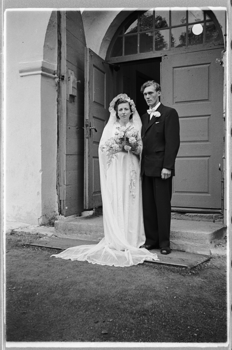 Håkon Prestkværn, Bryllup. Brudepar på kirketrappa til Ringsaker kirke.