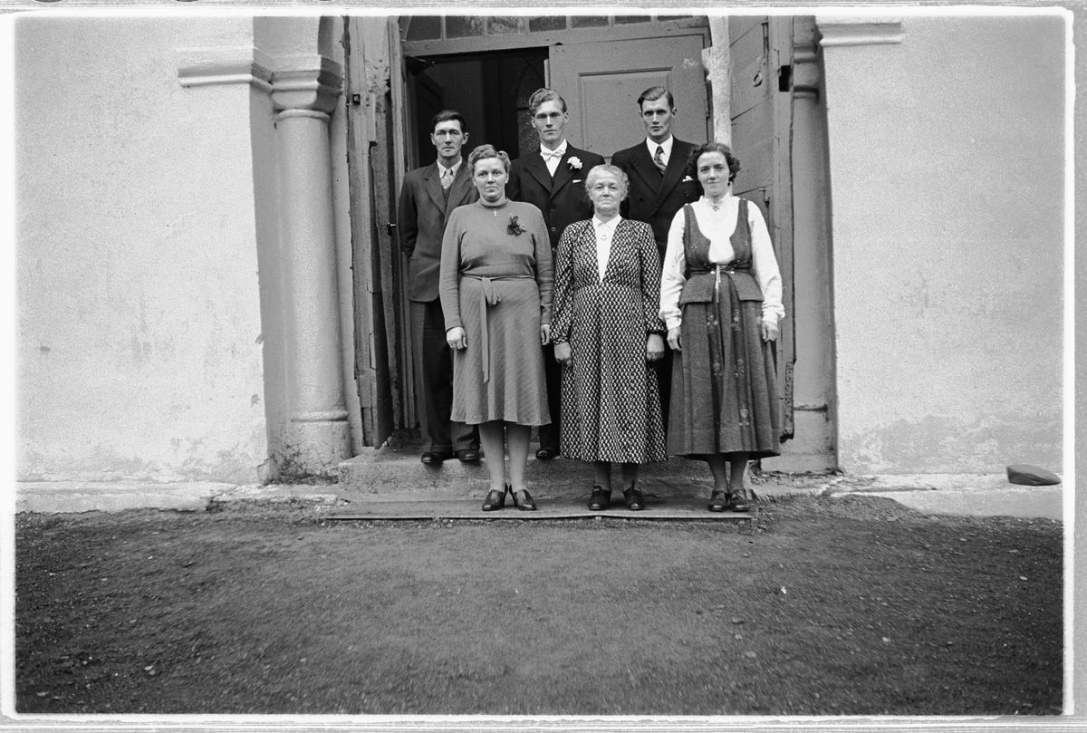 Håkon Prestkværn, Gruppe kvinner og menn på trappa til RIngsaker kirke.