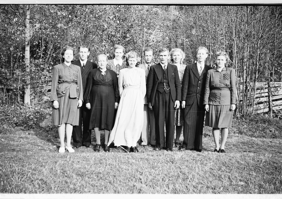 Håkon Prestkværn, Eksteriør, hage. Ukjent gruppe kvinner og menn.
