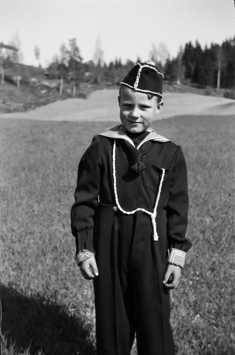 Håkon Prestkværn, Ukjent gutt med matrosdress og lue. Korpsuniform?