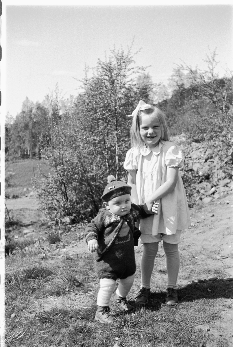 Håkon Prestkværn, Ukjent jente med sløyfe i håret sammen med en liten gutt.