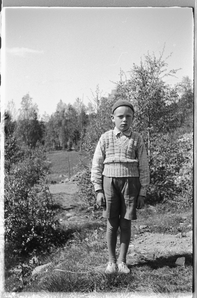 Håkon Prestkværn, Ukjent gutt med kortbukse og lue.