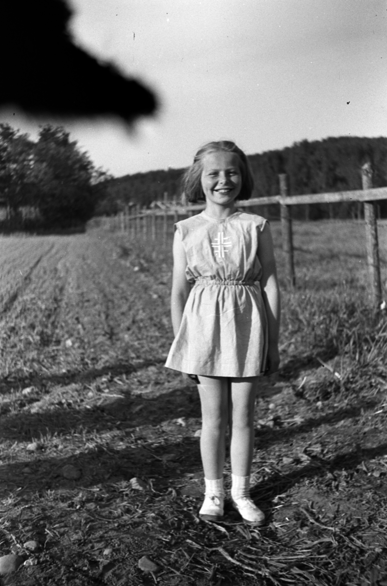 Håkon Prestkværn, Turner: Ukjent jente på et jorde, antageligvis i forbindelse med et turnstevne på Moelv Idrettspark, juni 1949.