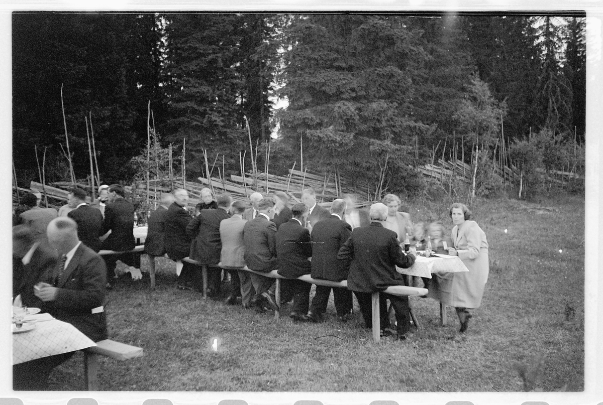 Håkon Prestkværn, Eksteriør, hage. Stor gruppe mennesker samlet rundt dekket bord.
